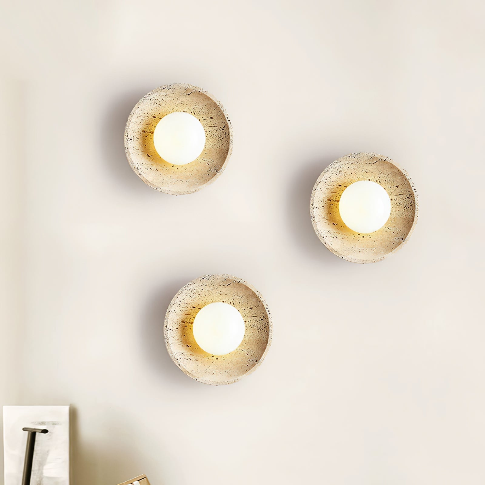 Applique murale moderne Davin en pierre Travertin jaune et blanc