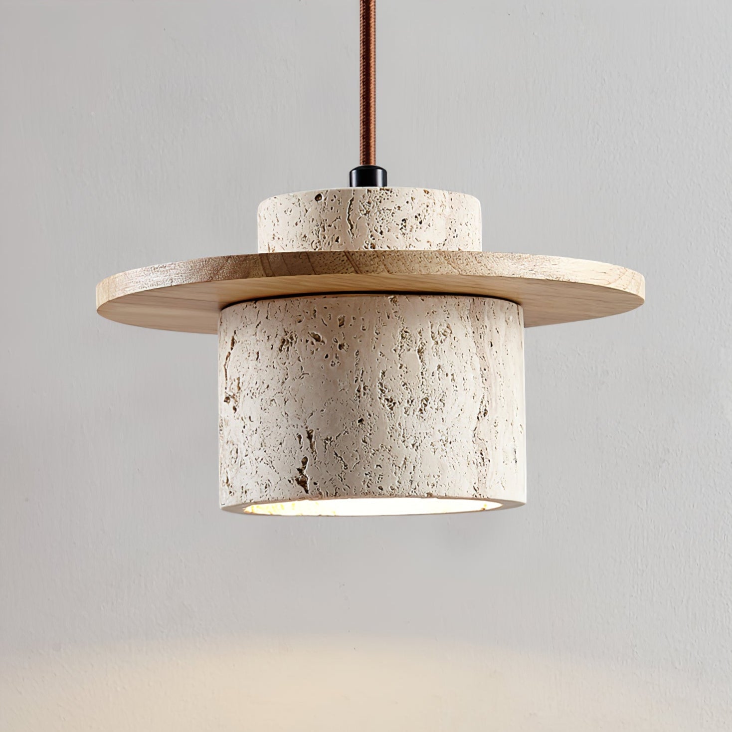 Suspension moderne Keats en Bois et travertin jaune