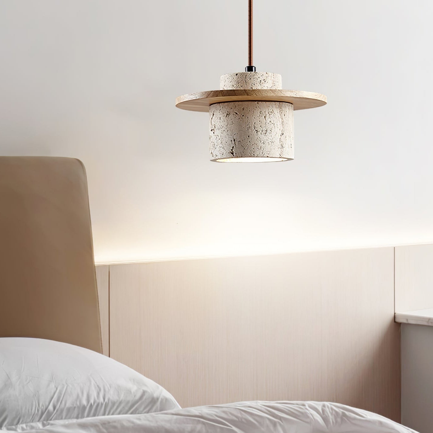 Suspension moderne Keats en Noyer bois et travertin jaune
