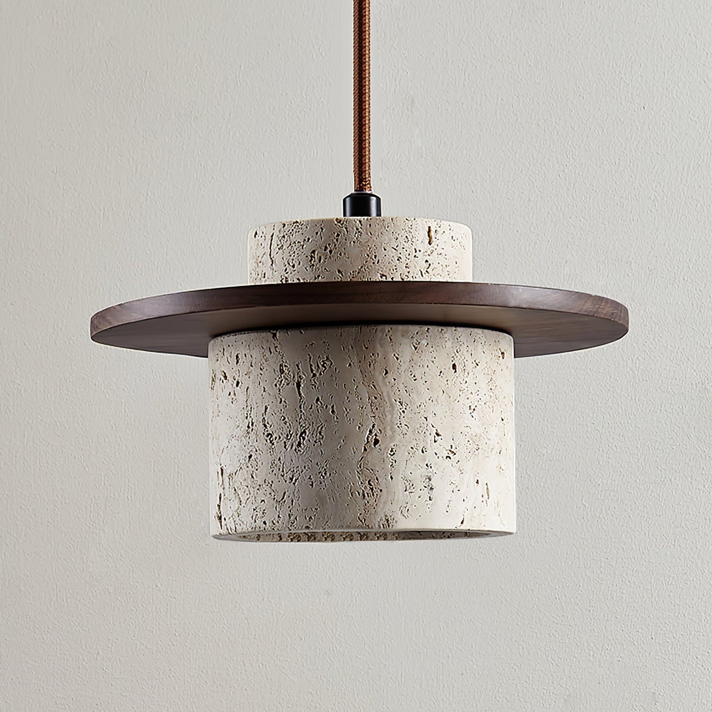 Suspension moderne Keats en Noyer bois et travertin jaune