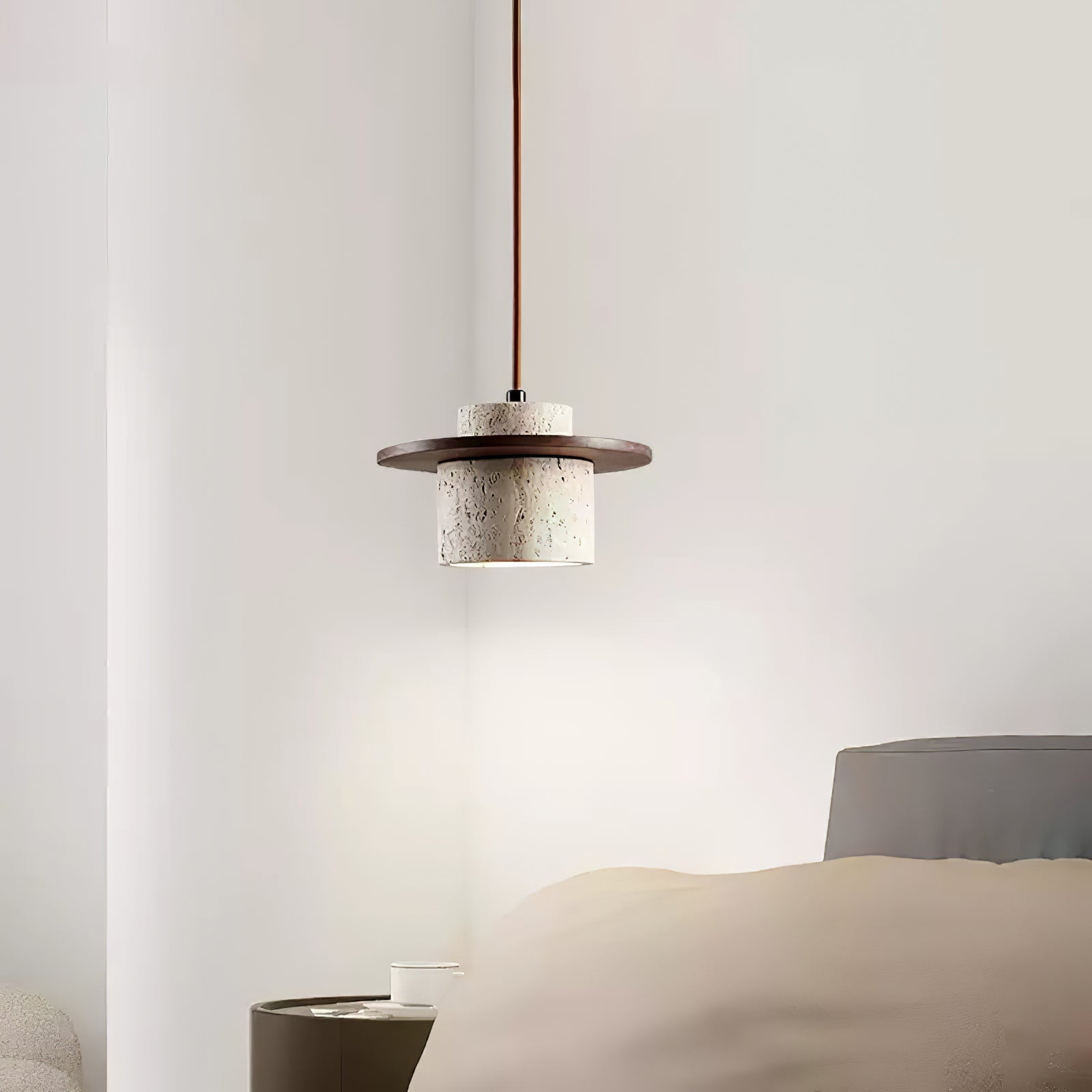 Suspension moderne Keats en Noyer bois et travertin jaune