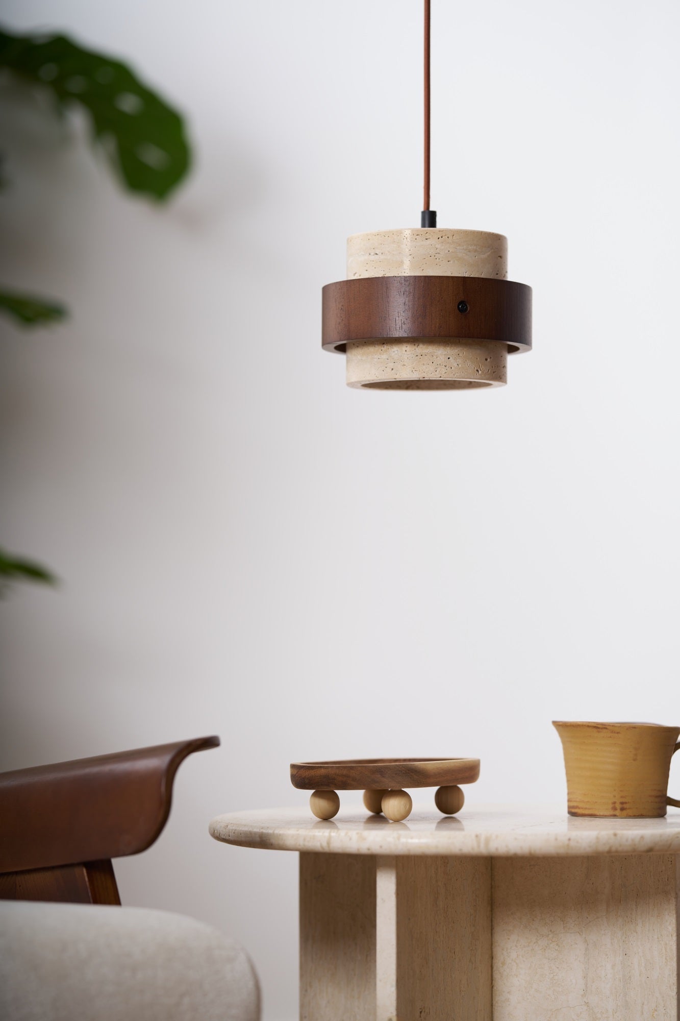 Suspension moderne Karsten en Noyer et travertin jaune