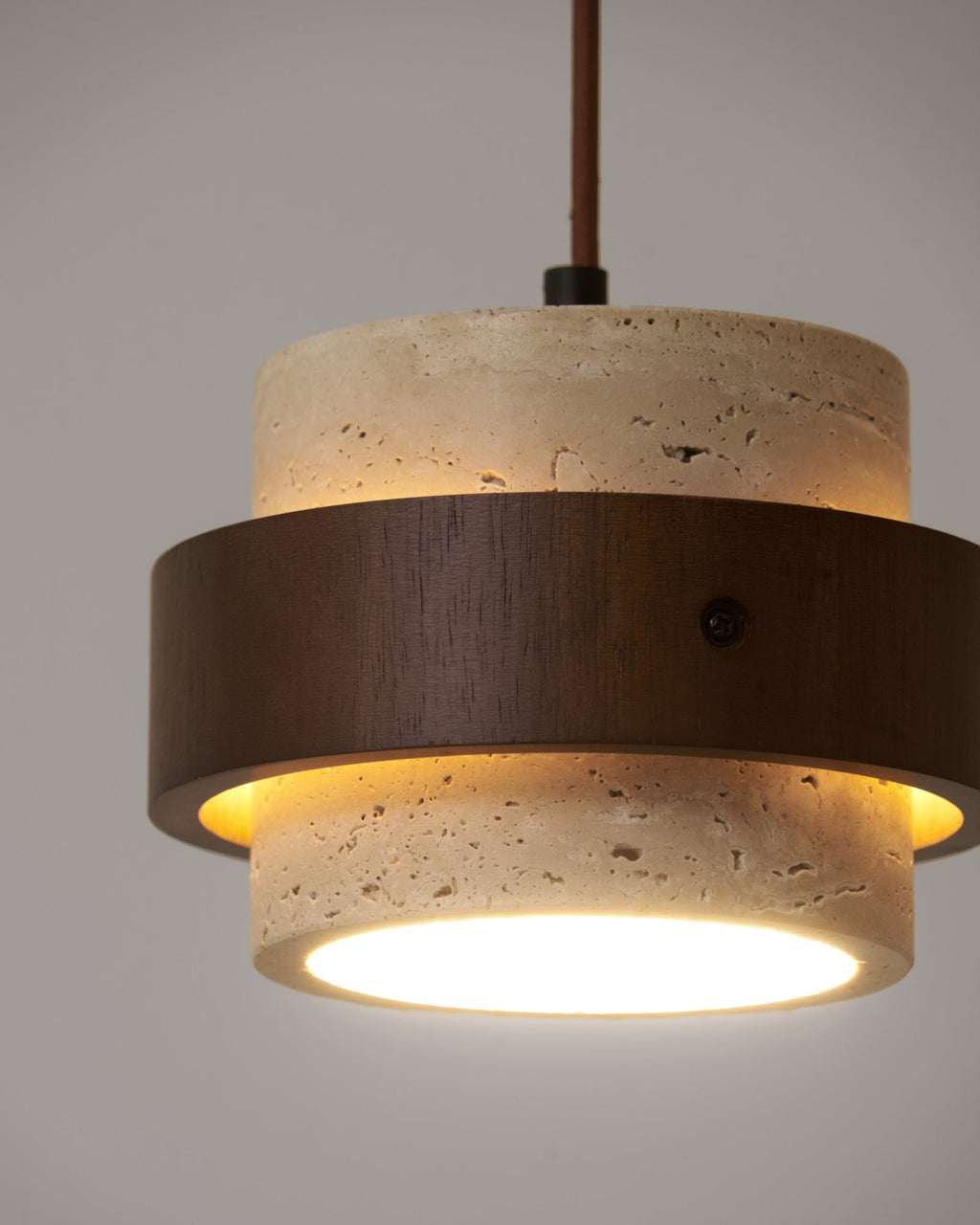 Suspension moderne Karsten en Noyer et travertin jaune