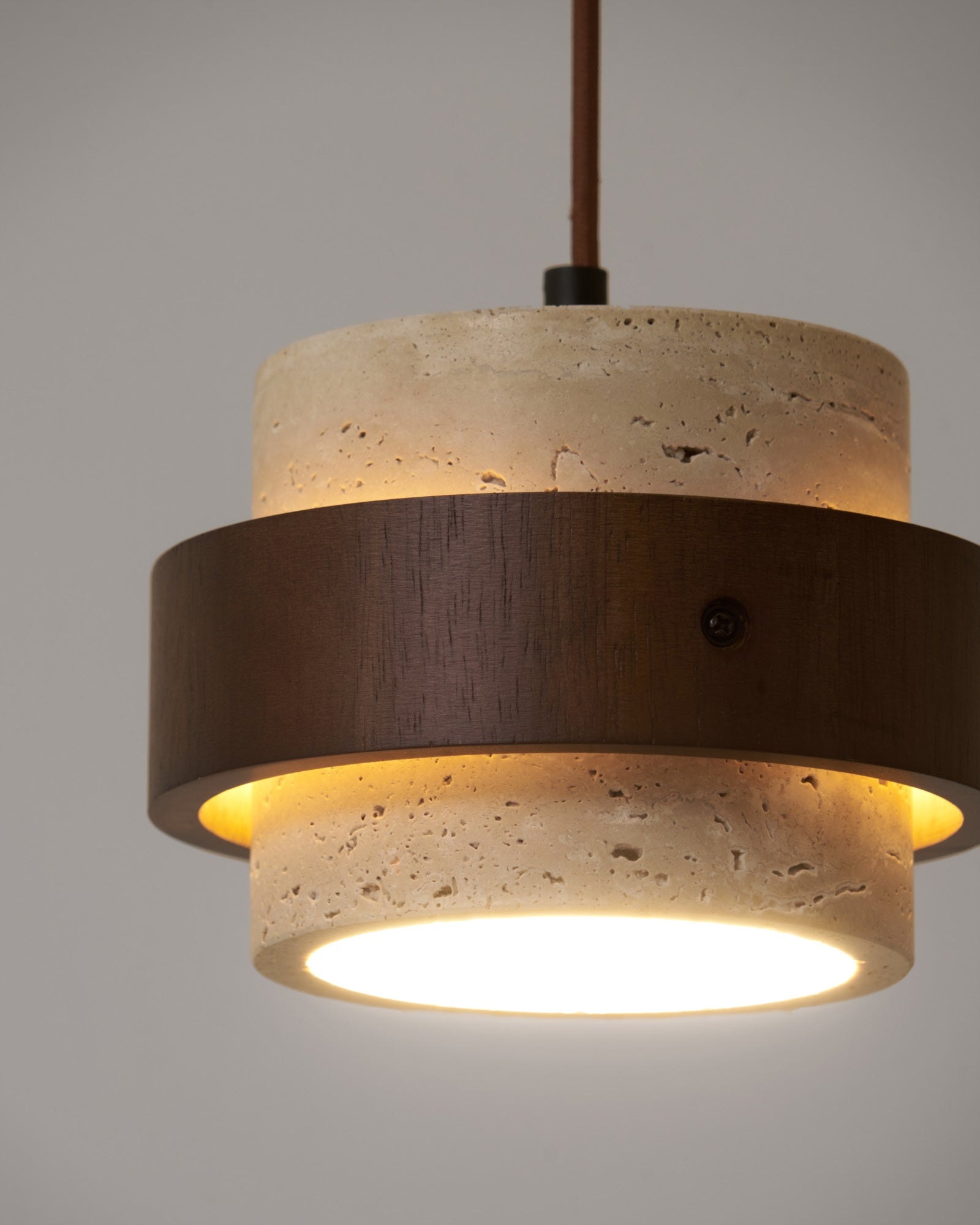 Suspension moderne Karsten en Noyer et travertin jaune