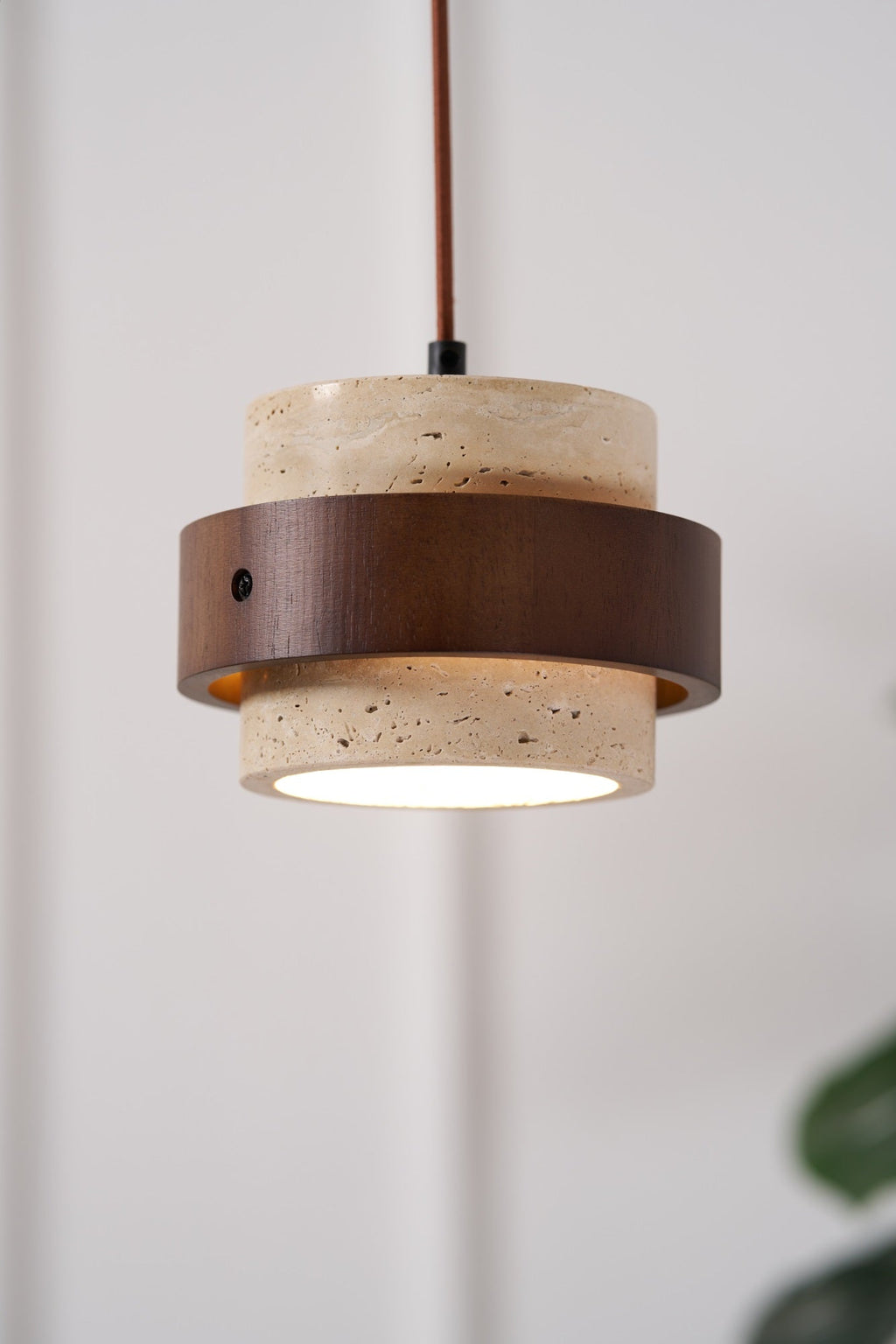 Suspension moderne Karsten en Noyer et travertin jaune