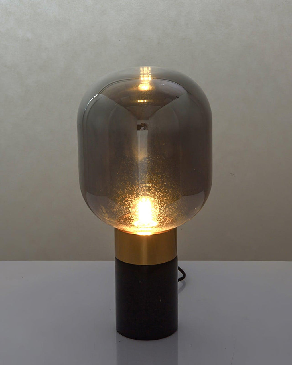 Lampe à poser moderne Hreinn en Blanc marbre et Cognac