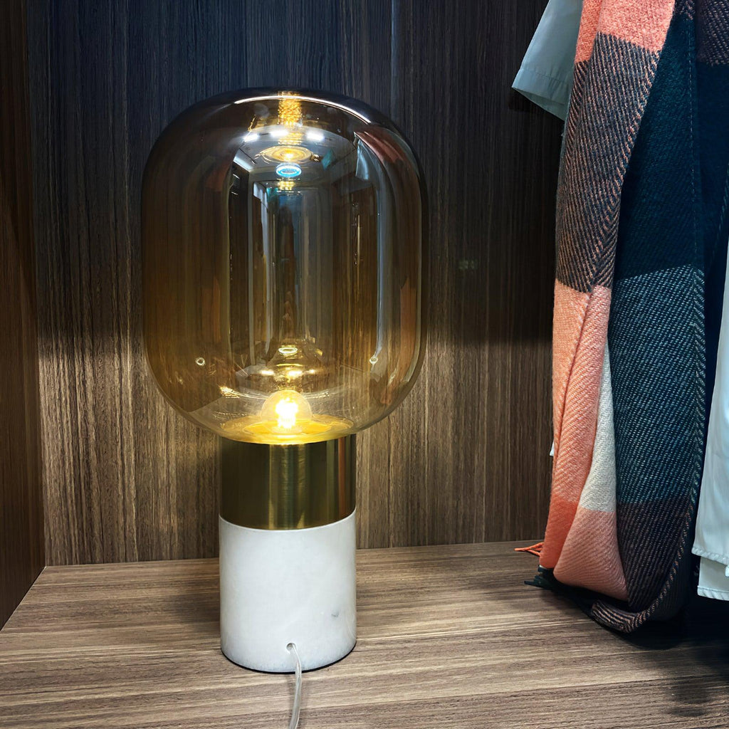 Lampe à poser moderne Hreinn en Blanc marbre et Cognac