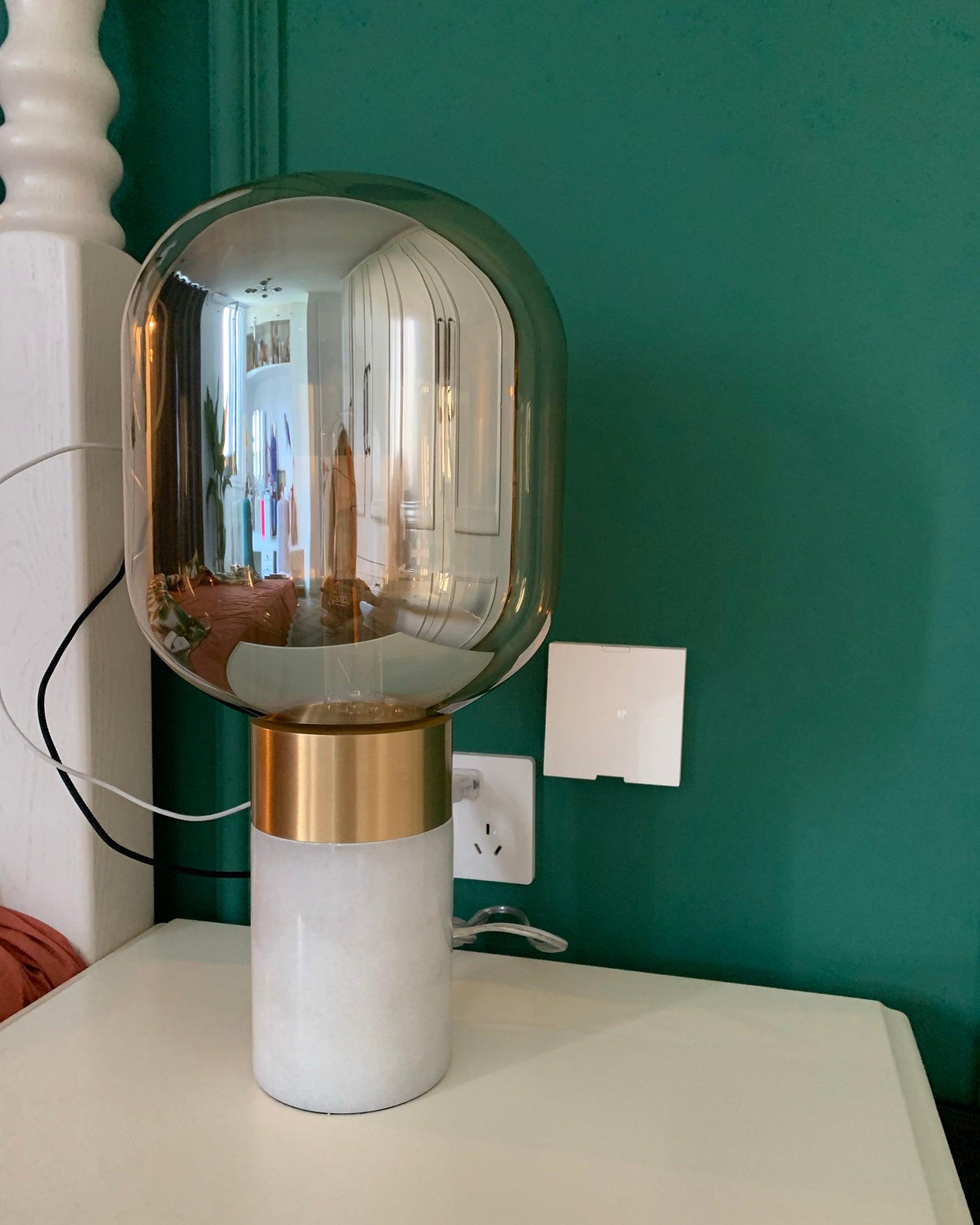 Lampe à poser moderne Hreinn en Noir marbre et fumé gris
