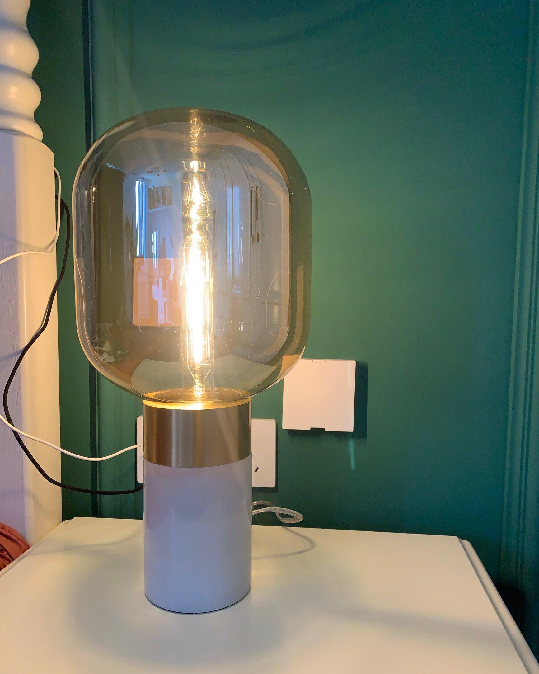 Lampe à poser moderne Hreinn en Blanc marbre et Cognac