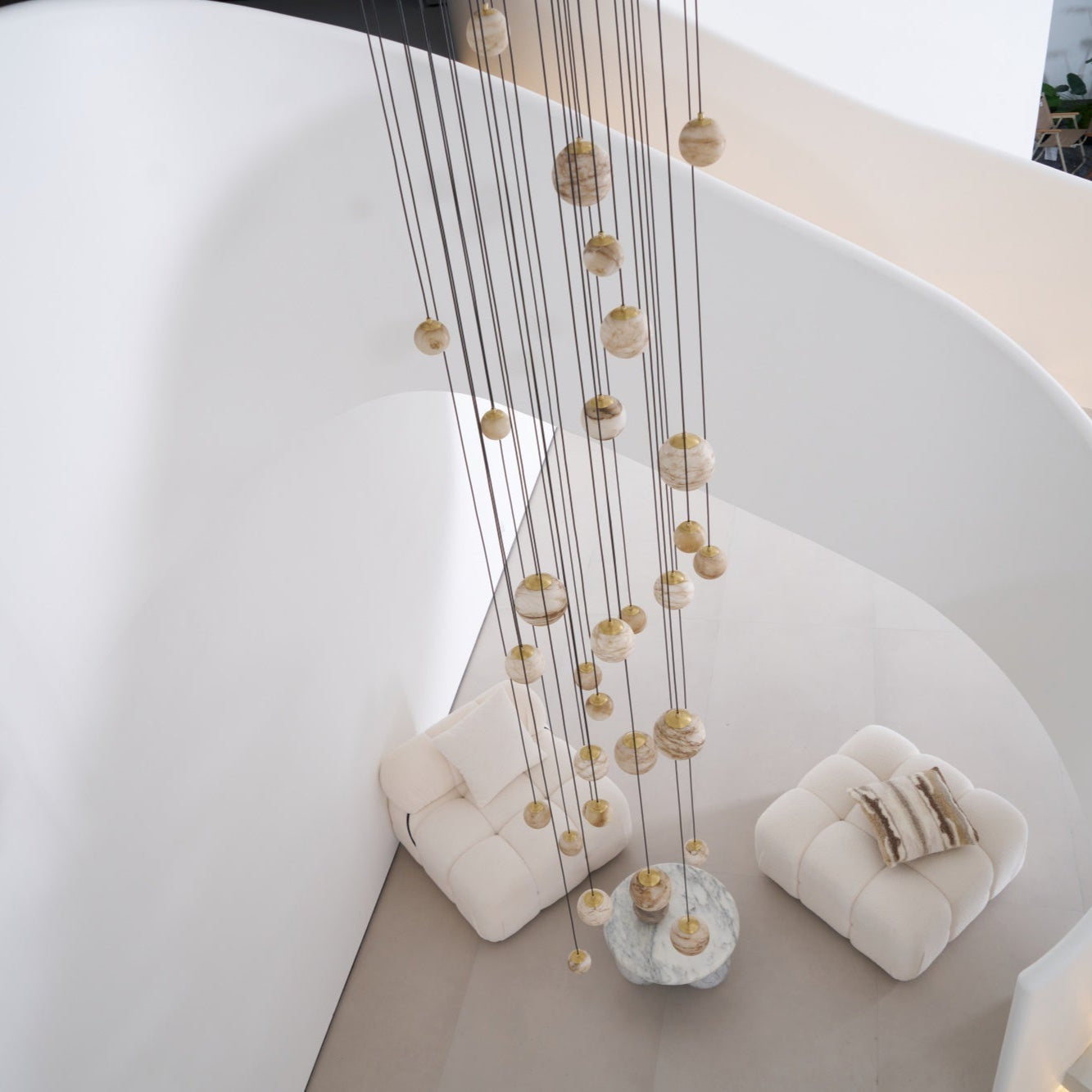 Lustre moderne Brynar en Doré et Naturel albâtre