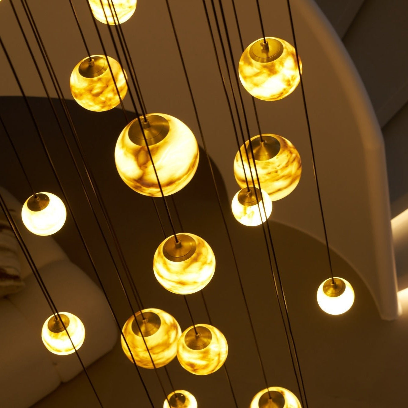 Lustre moderne Brynar en Doré et Naturel albâtre