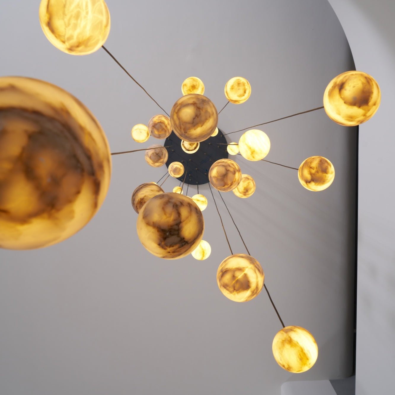 Lustre moderne Brynar en Doré et Naturel albâtre