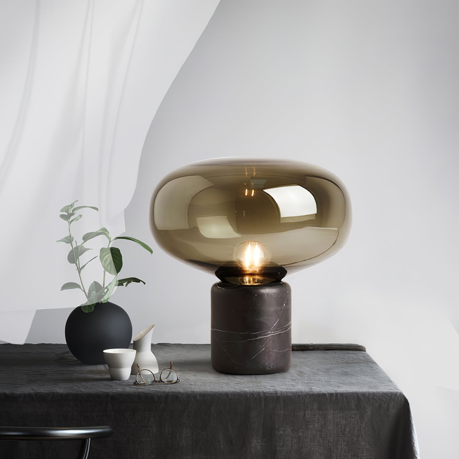 Lampe à poser moderne Eyolf en Marbre Ambre et noir