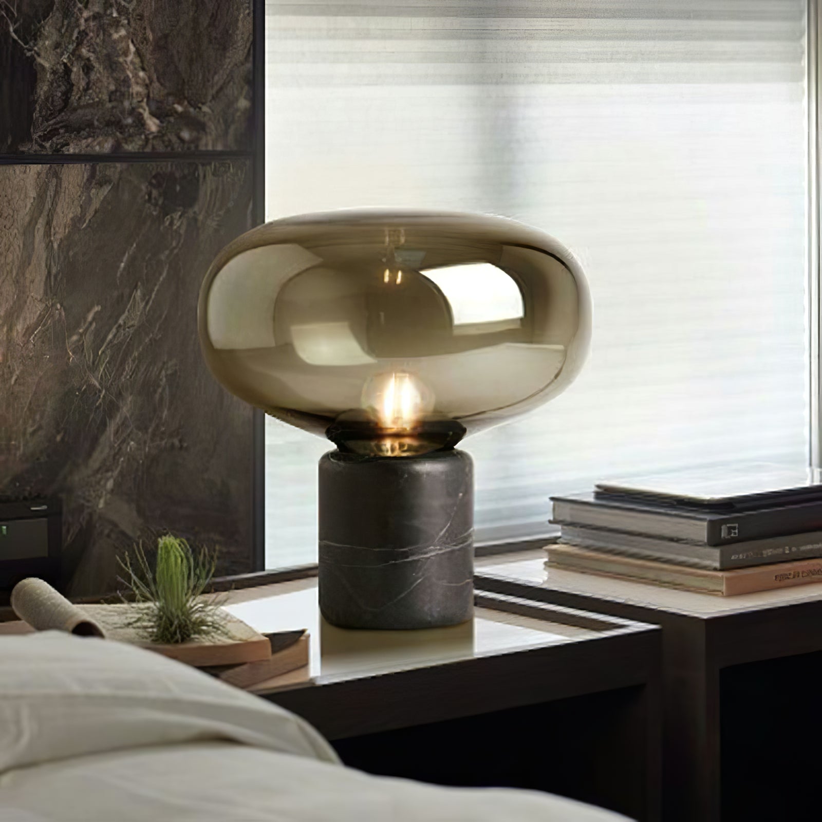 Lampe à poser moderne Eyolf en Marbre Ambre et noir