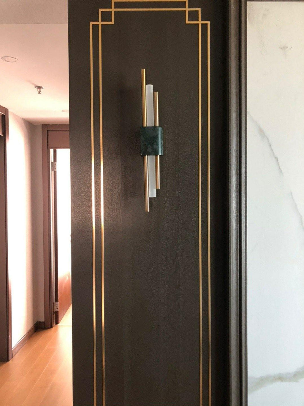 Applique murale moderne Lucan en Blanc marbre et doré