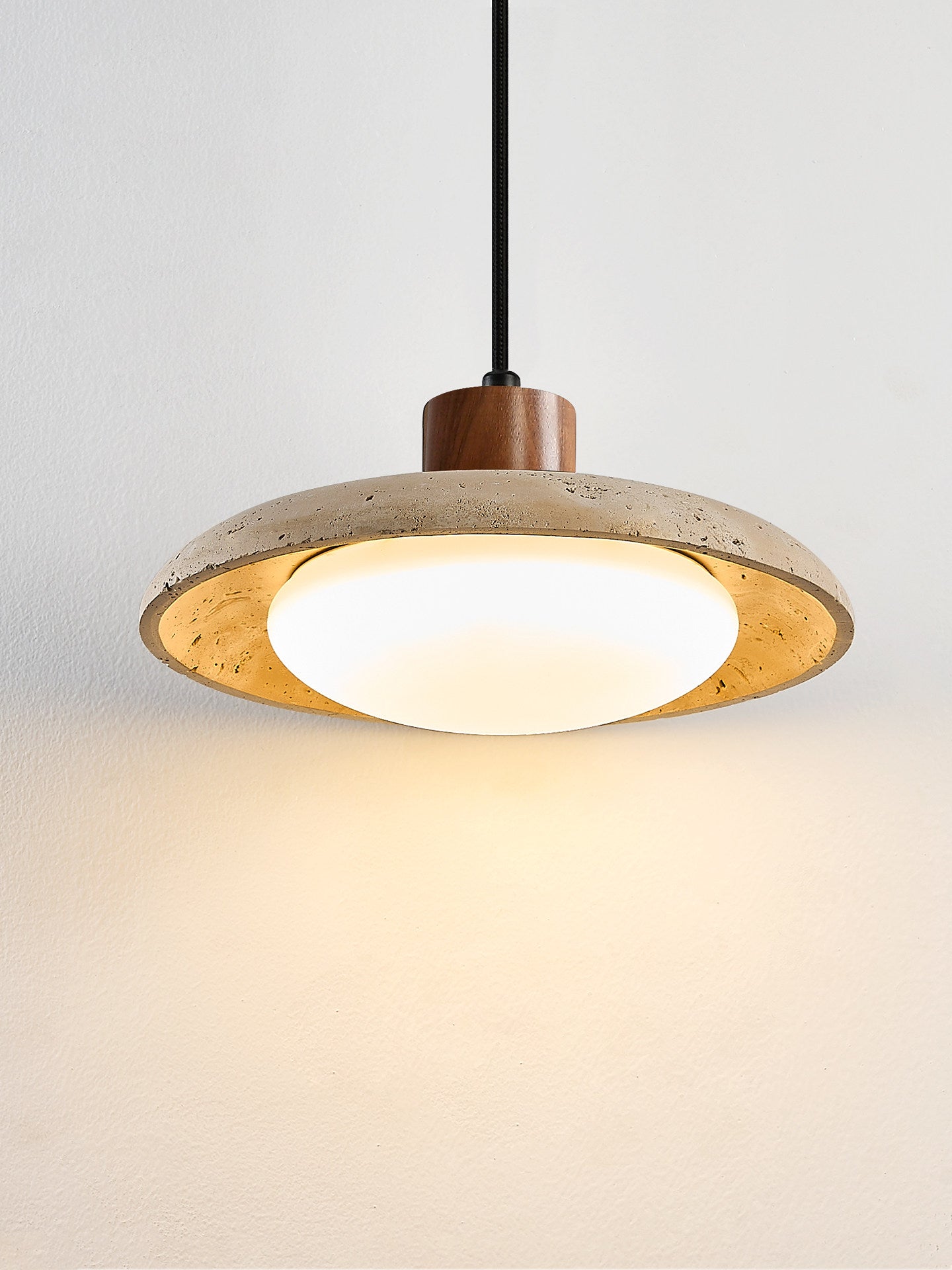 Suspension moderne Hayden en Travertin jaune