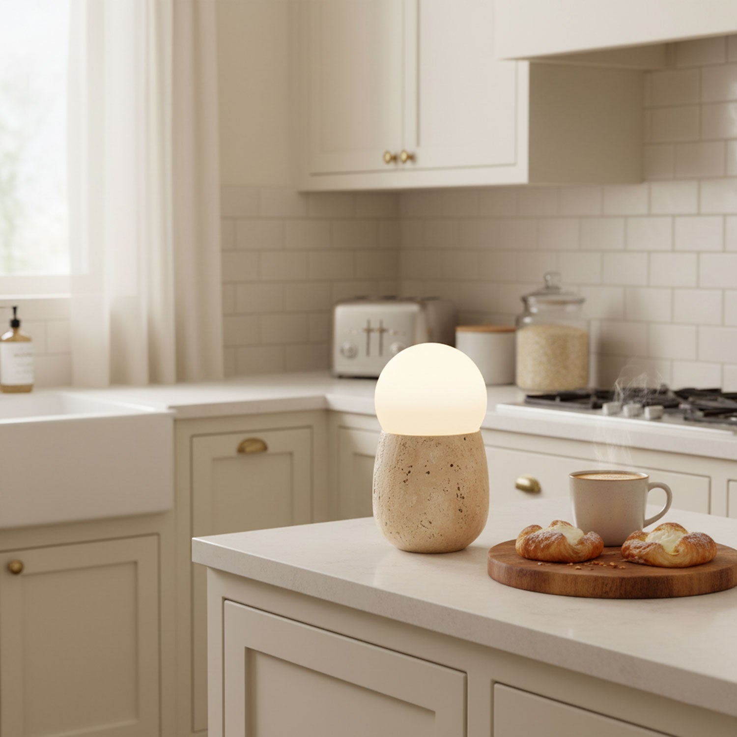 Lampe à poser moderne Ainamo en Travertin jaune et blanc