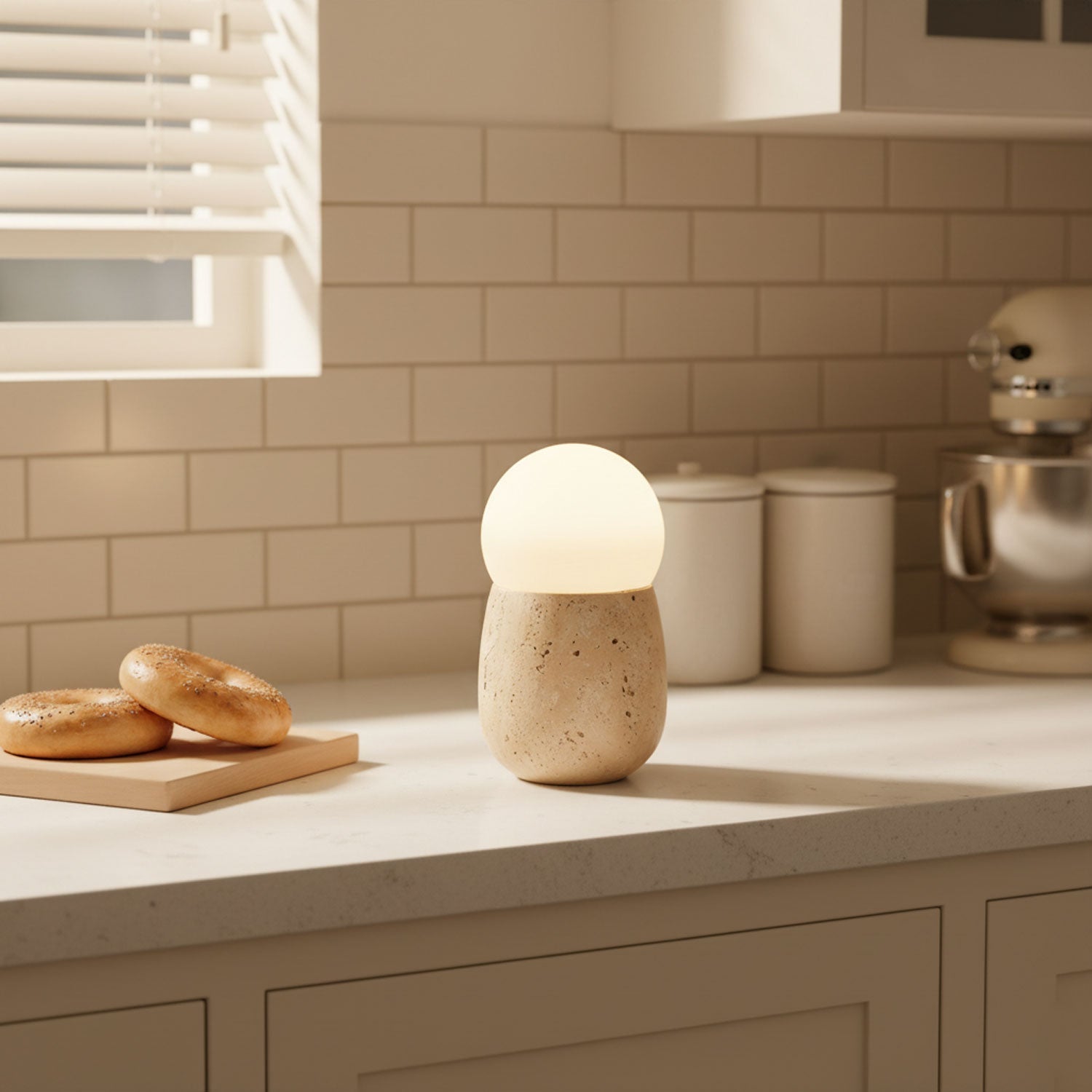 Lampe à poser moderne Ainamo en Travertin jaune et blanc