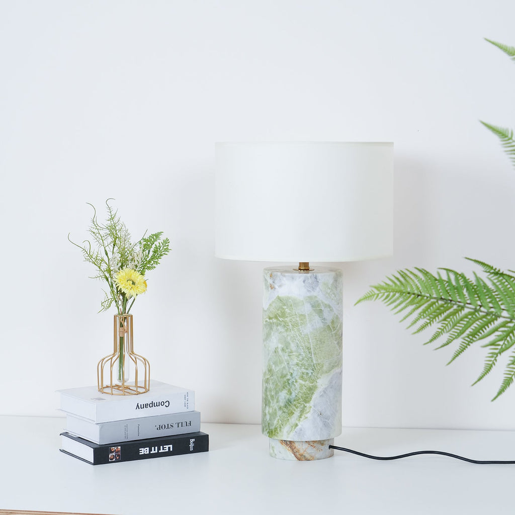Lampe à poser moderne Nidaros en Vert marbre et blanc abat-jour