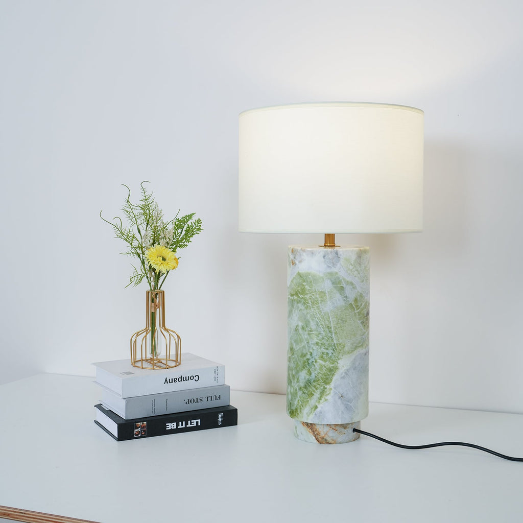 Lampe à poser moderne Nidaros en Vert marbre et blanc abat-jour