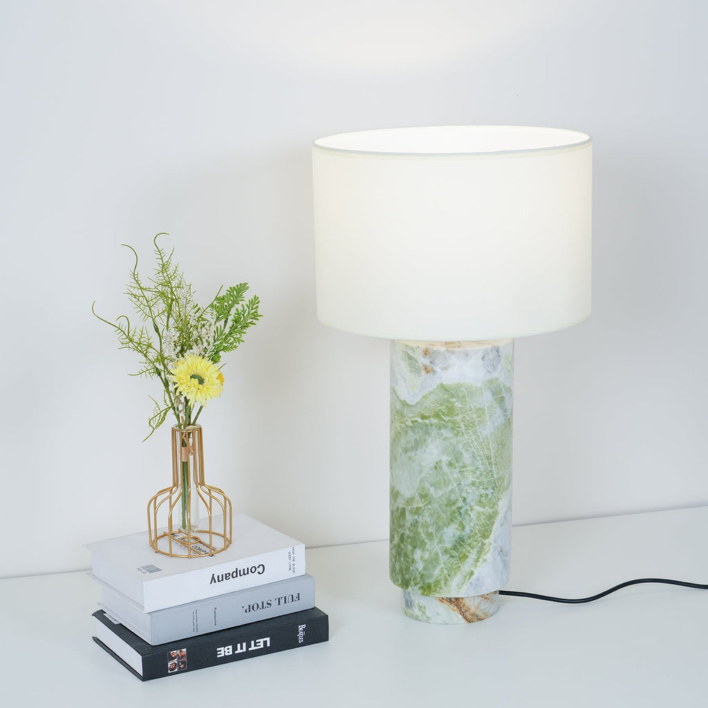 Lampe à poser moderne Nidaros en Vert marbre et blanc abat-jour