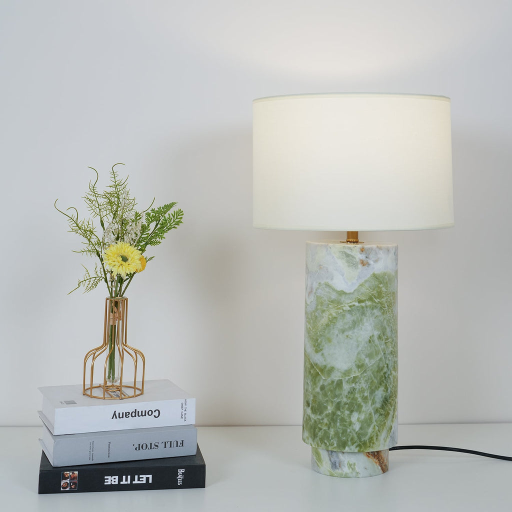 Lampe à poser moderne Nidaros en Vert marbre et blanc abat-jour