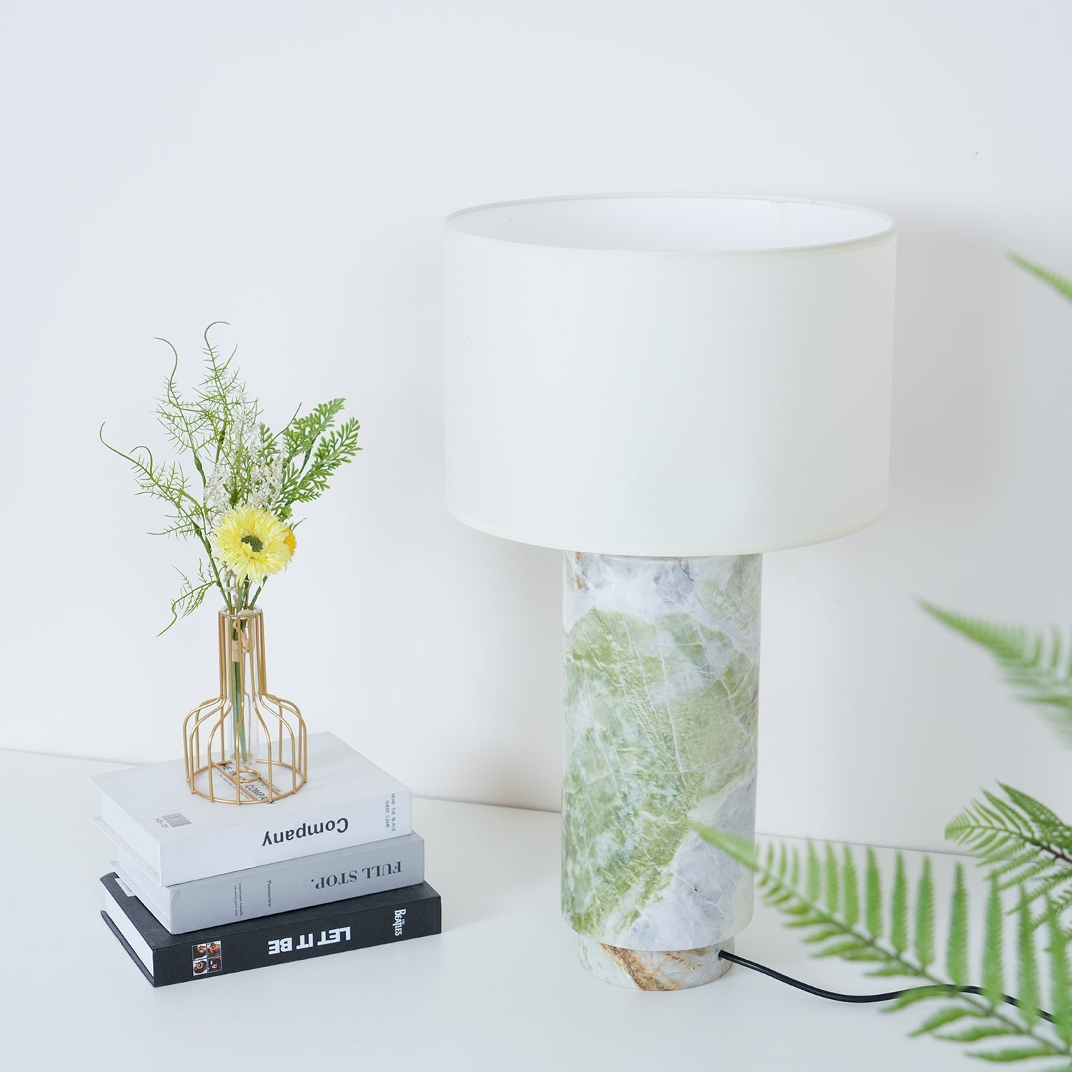 Lampe à poser moderne Nidaros en Vert marbre et blanc abat-jour