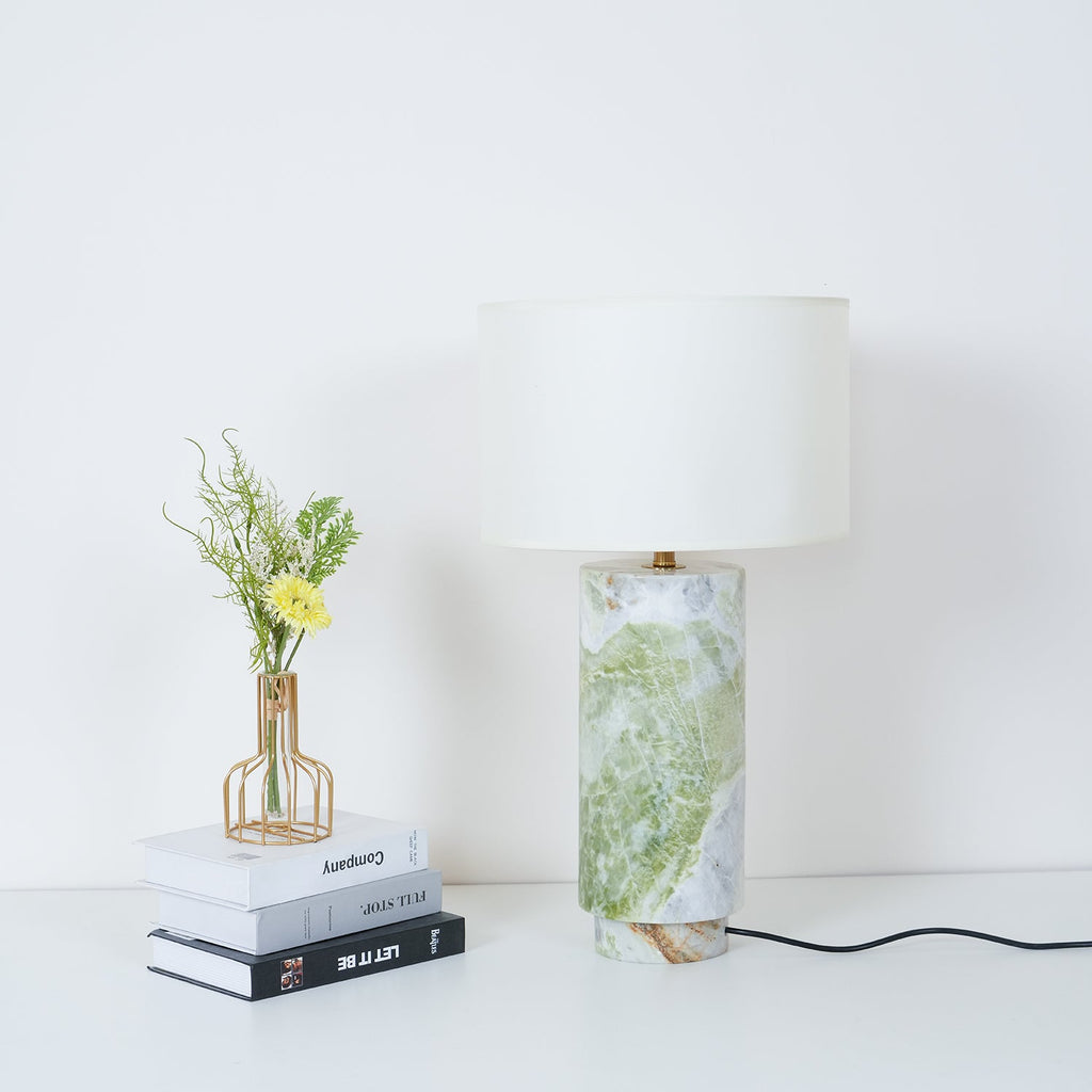 Lampe à poser moderne Nidaros en Vert marbre et blanc abat-jour