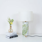 Lampe à poser moderne Nidaros en Vert marbre et blanc abat-jour