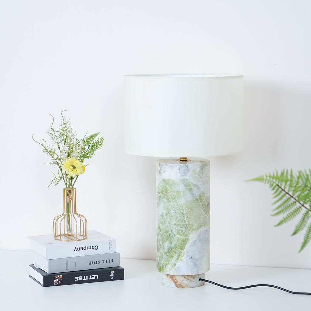 Lampe à poser moderne Nidaros en Vert marbre et blanc abat-jour