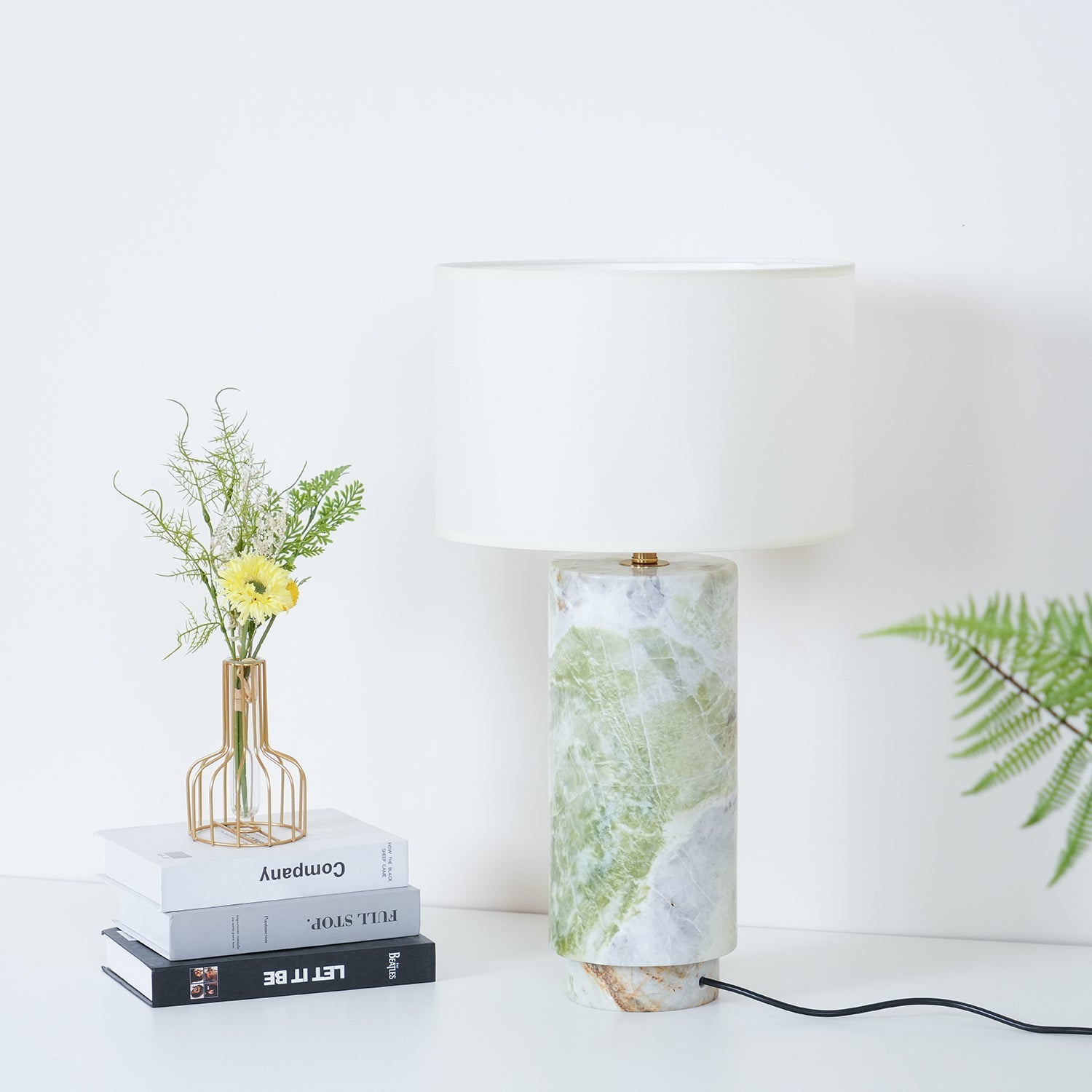 Lampe à poser moderne Nidaros en Vert marbre et blanc abat-jour