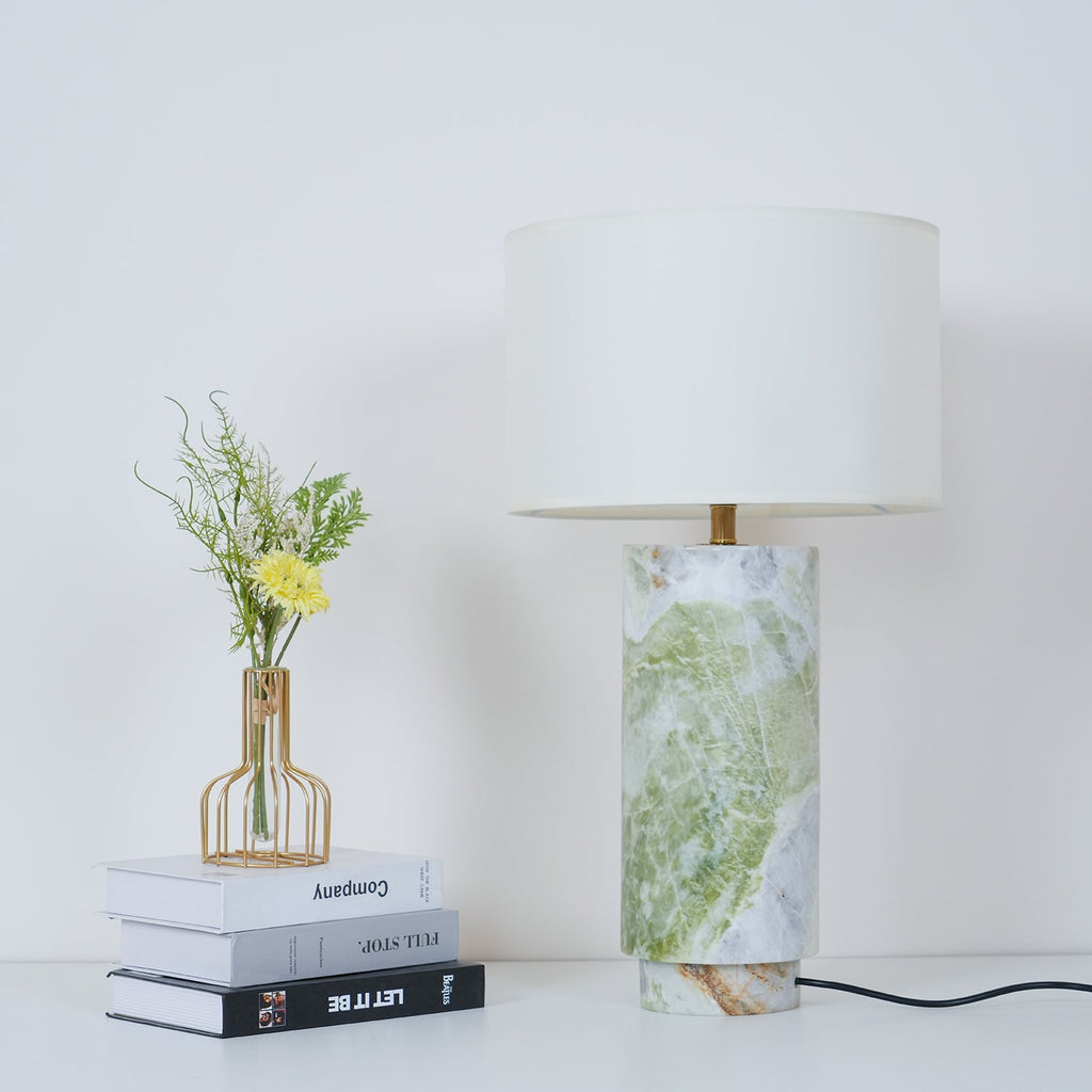 Lampe à poser moderne Nidaros en Vert marbre et blanc abat-jour
