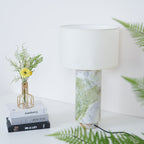 Lampe à poser moderne Nidaros en Vert marbre et blanc abat-jour