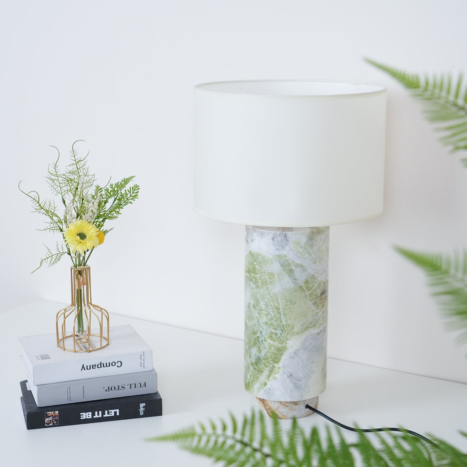 Lampe à poser moderne Nidaros en Vert marbre et blanc abat-jour