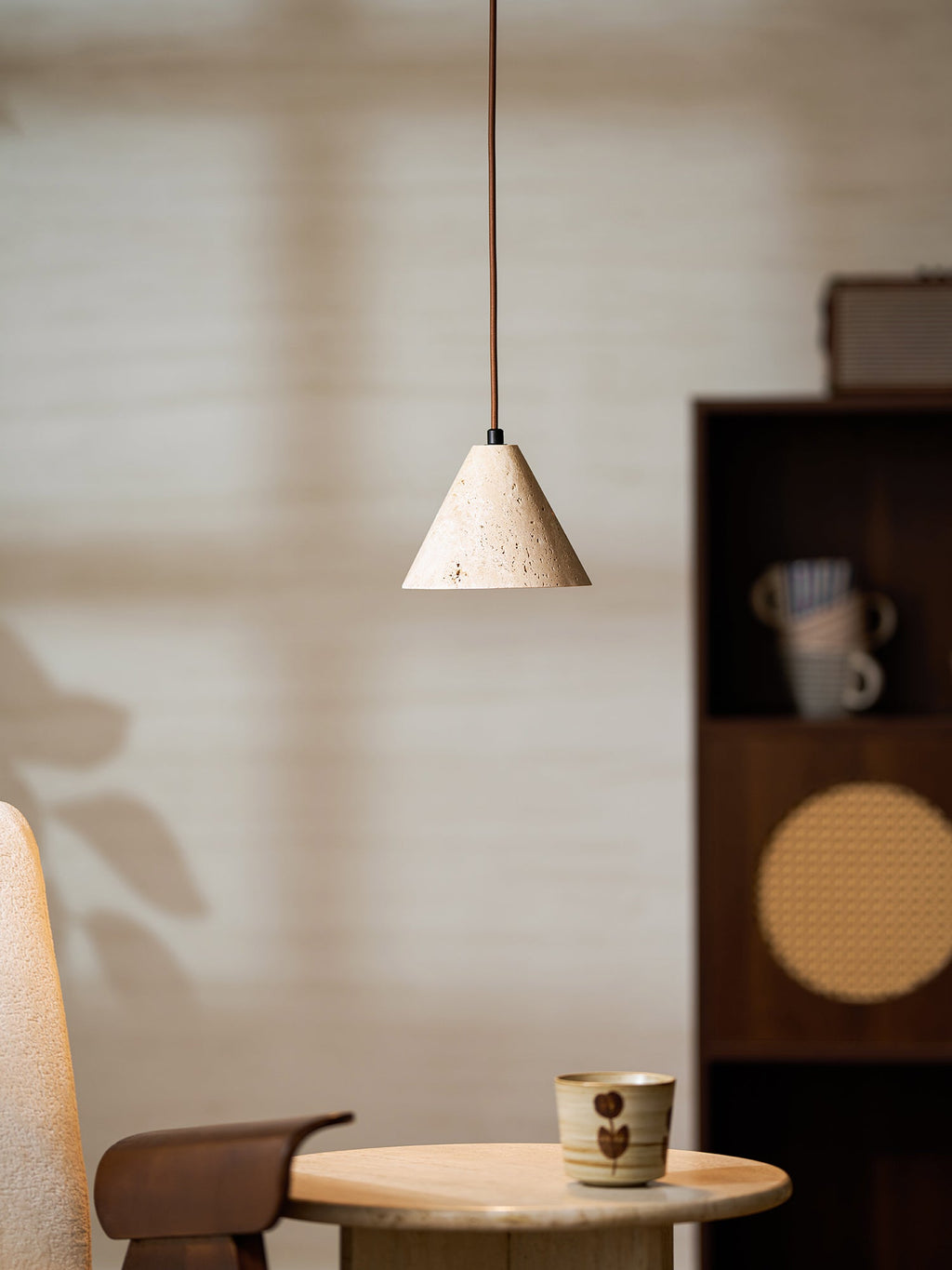 Suspension moderne Erland en Noir travertin