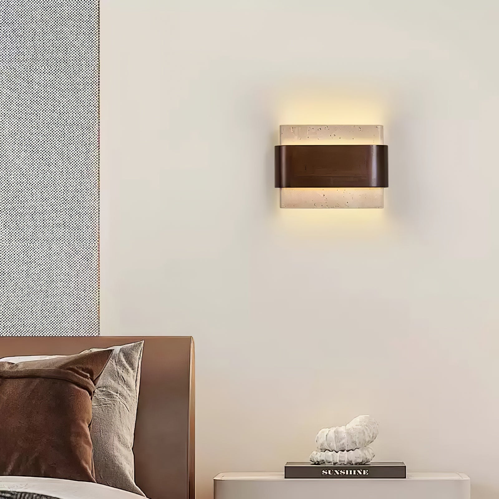 Applique murale moderne Linden en Travertin jaune et noyer