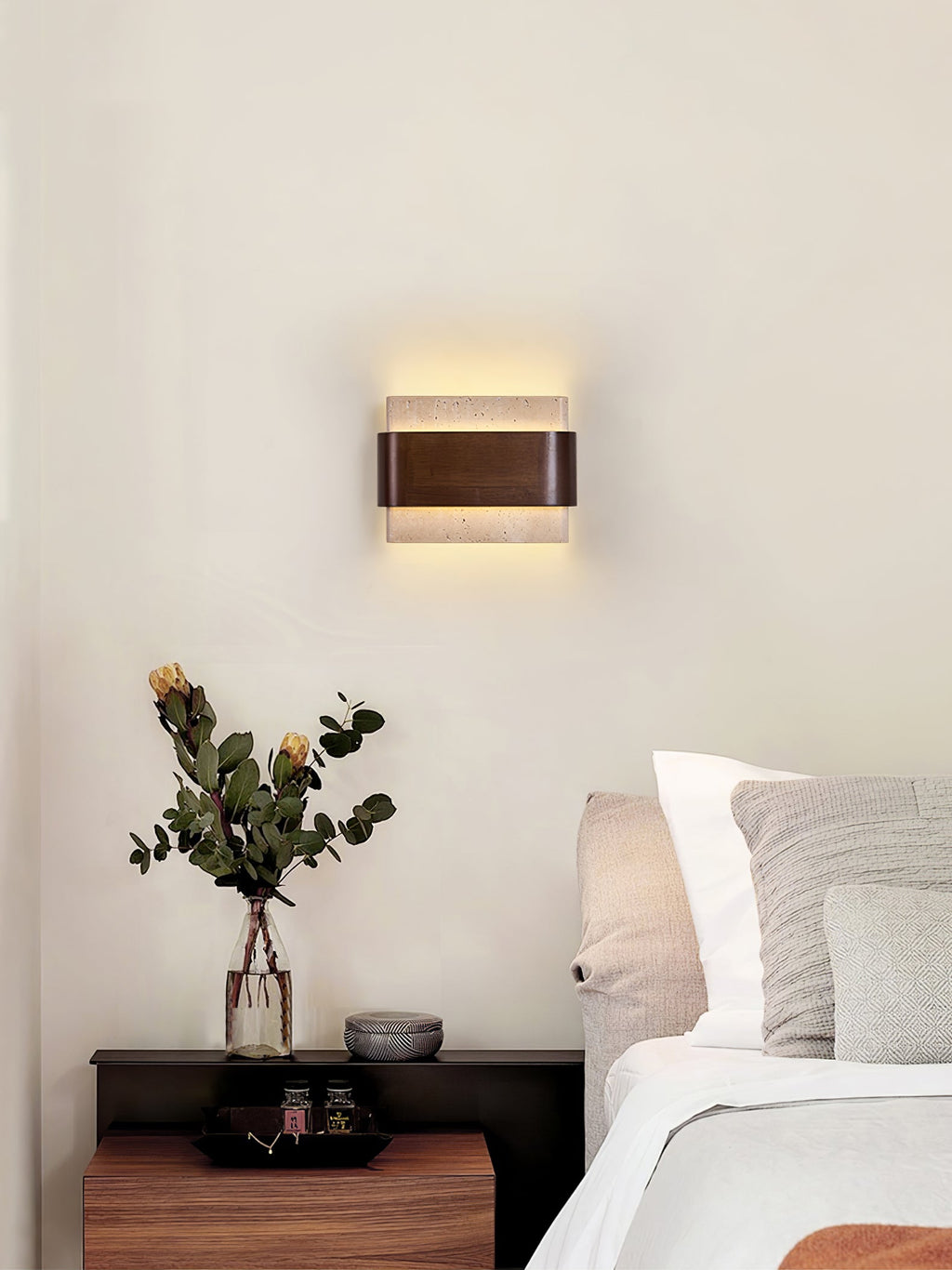 Applique murale moderne Linden en Travertin jaune et noyer