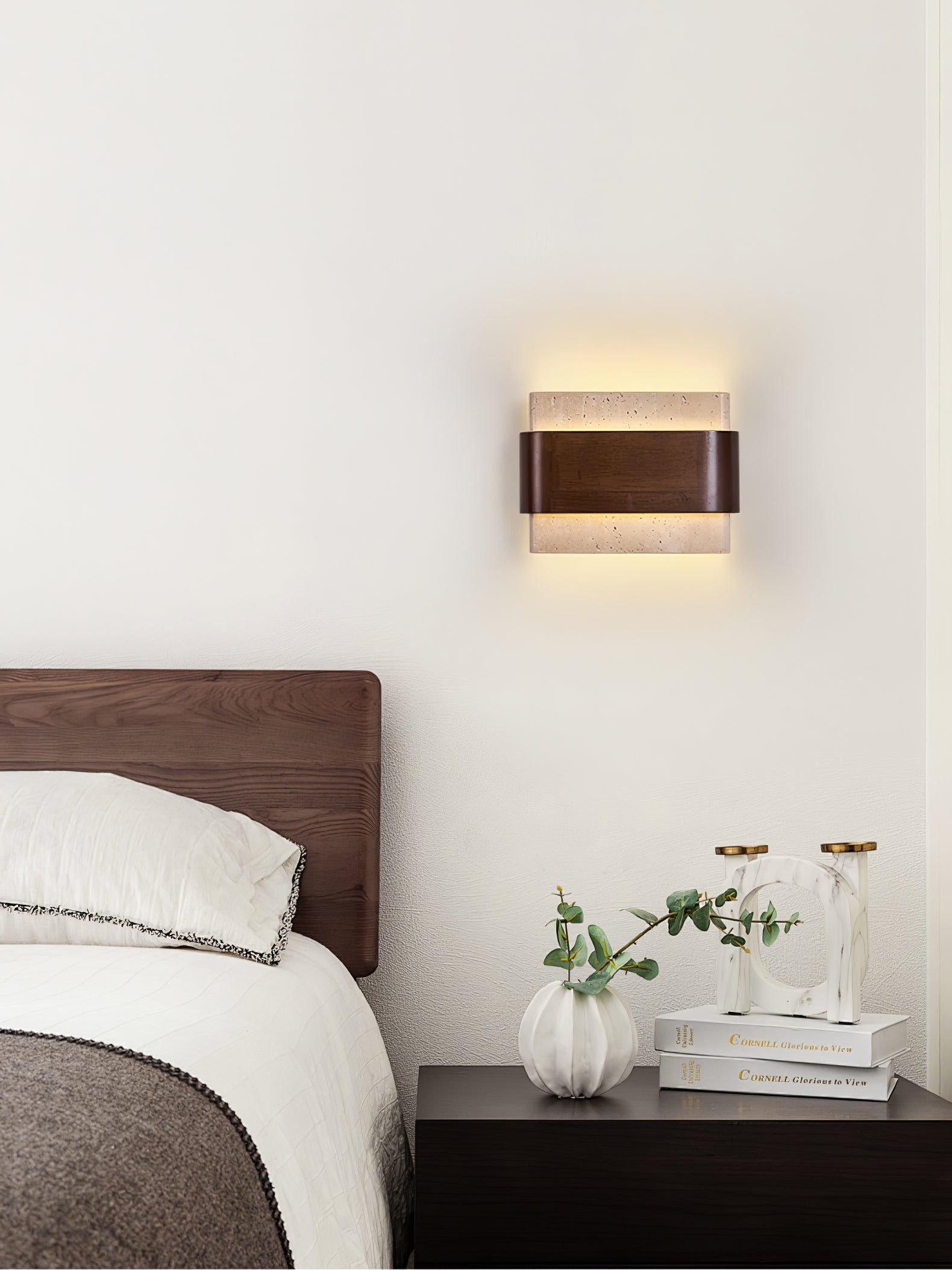 Applique murale moderne Linden en Travertin jaune et noyer