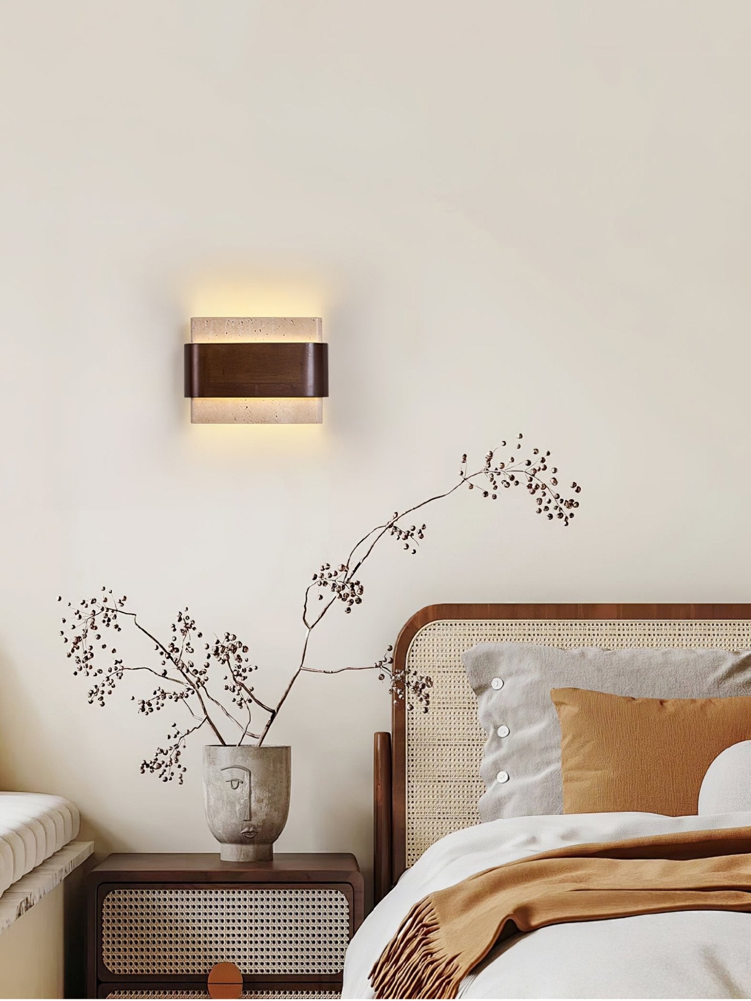 Applique murale moderne Linden en Travertin jaune et noyer