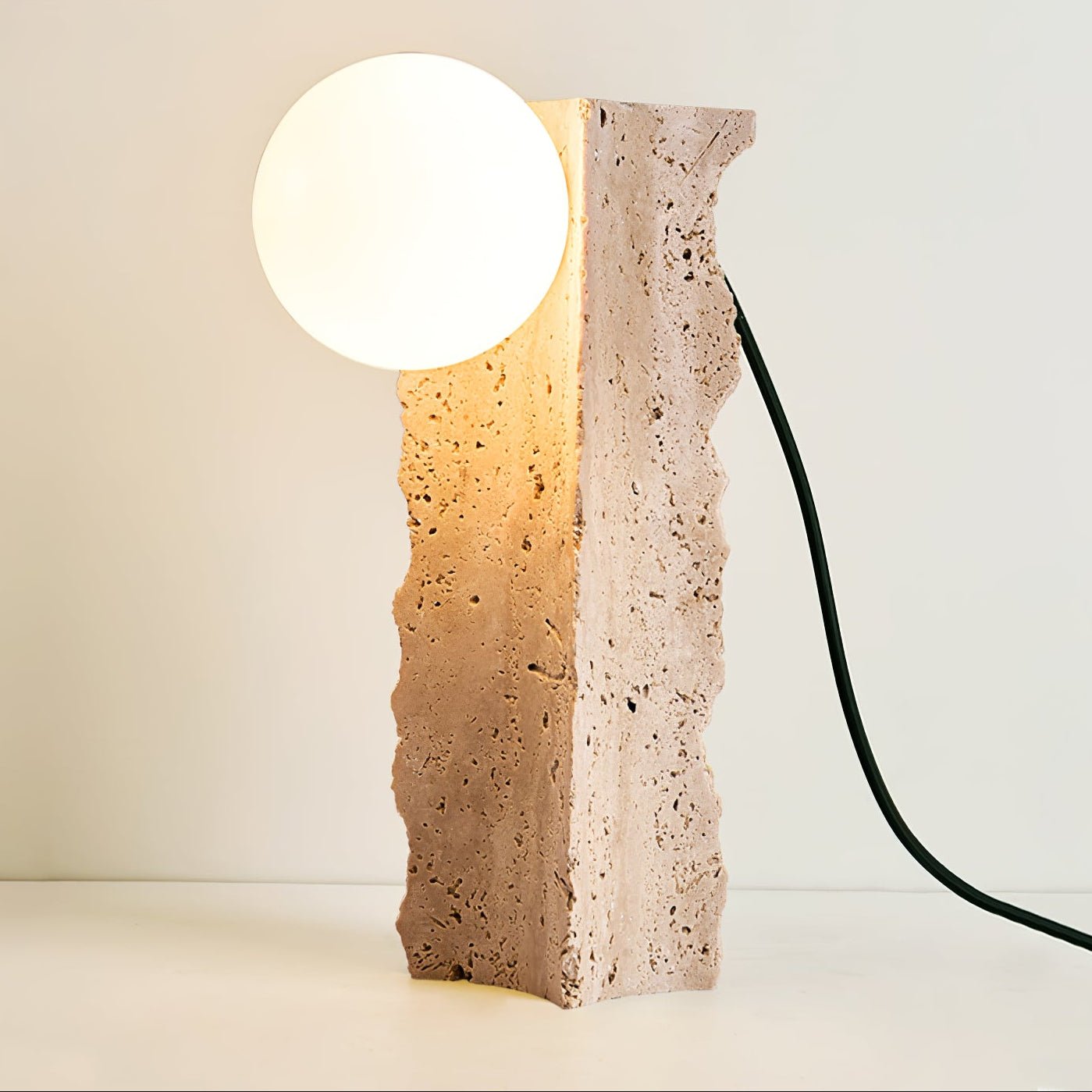 Lampe à poser moderne Ainamo en Travertin jaune