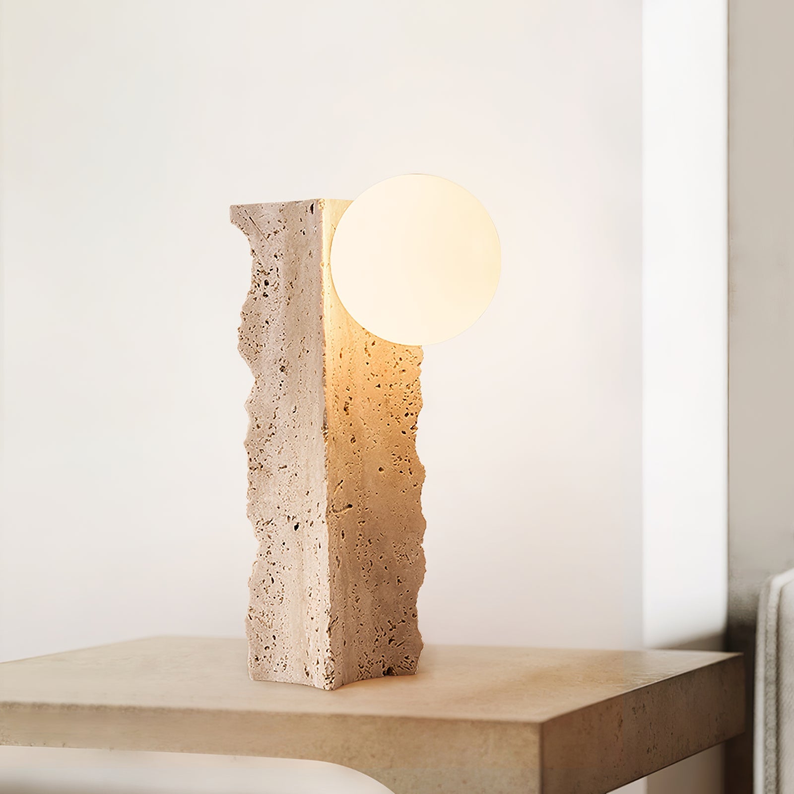 Lampe à poser moderne Ainamo en Travertin jaune