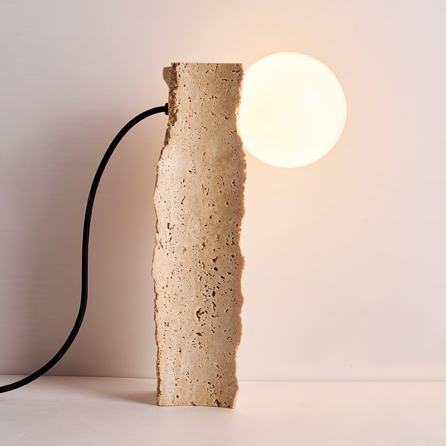 Lampe à poser moderne Ainamo en Travertin jaune