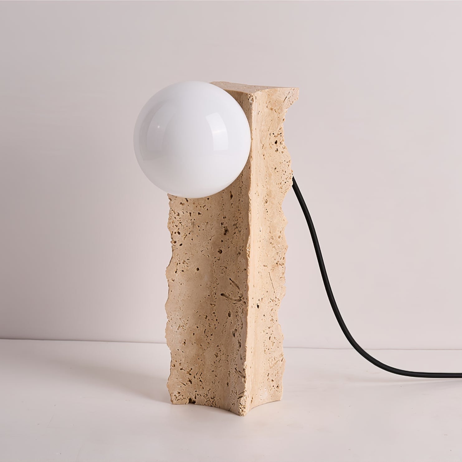Lampe à poser moderne Ainamo en Travertin jaune