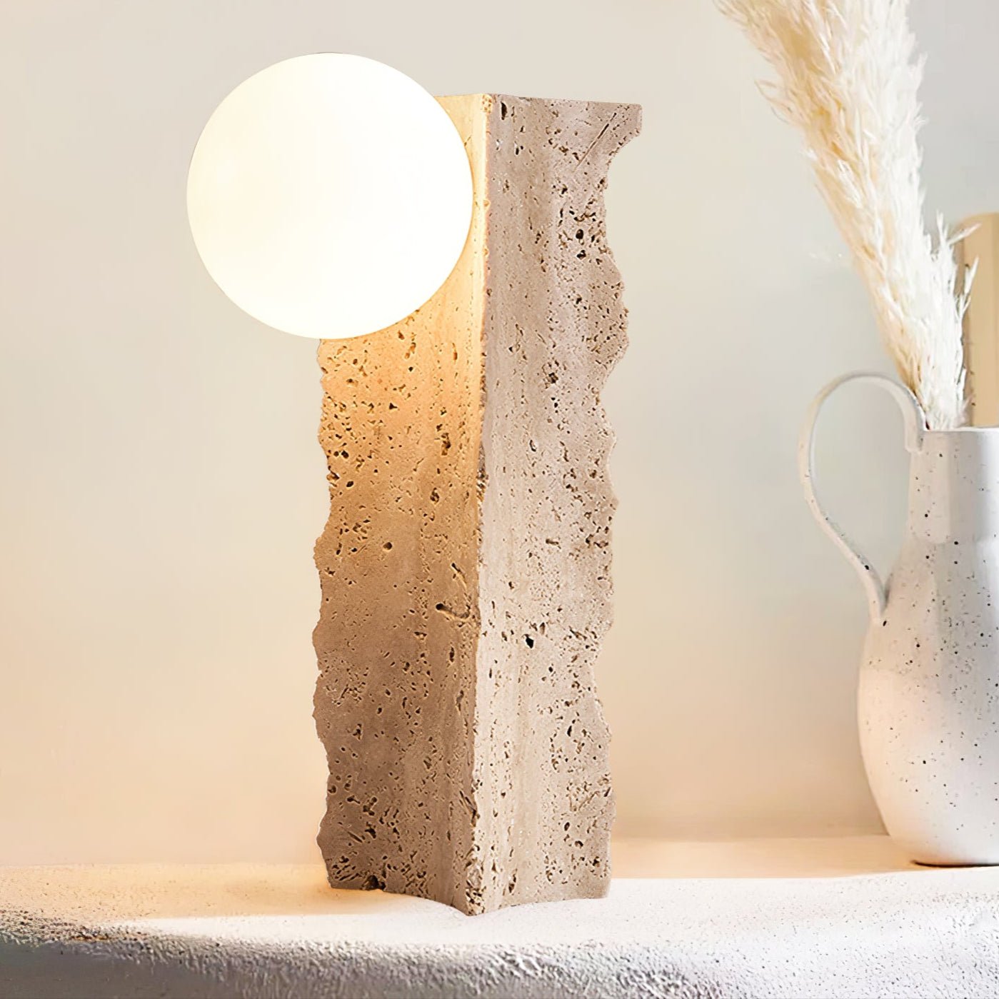 Lampe à poser moderne Ainamo en Travertin jaune