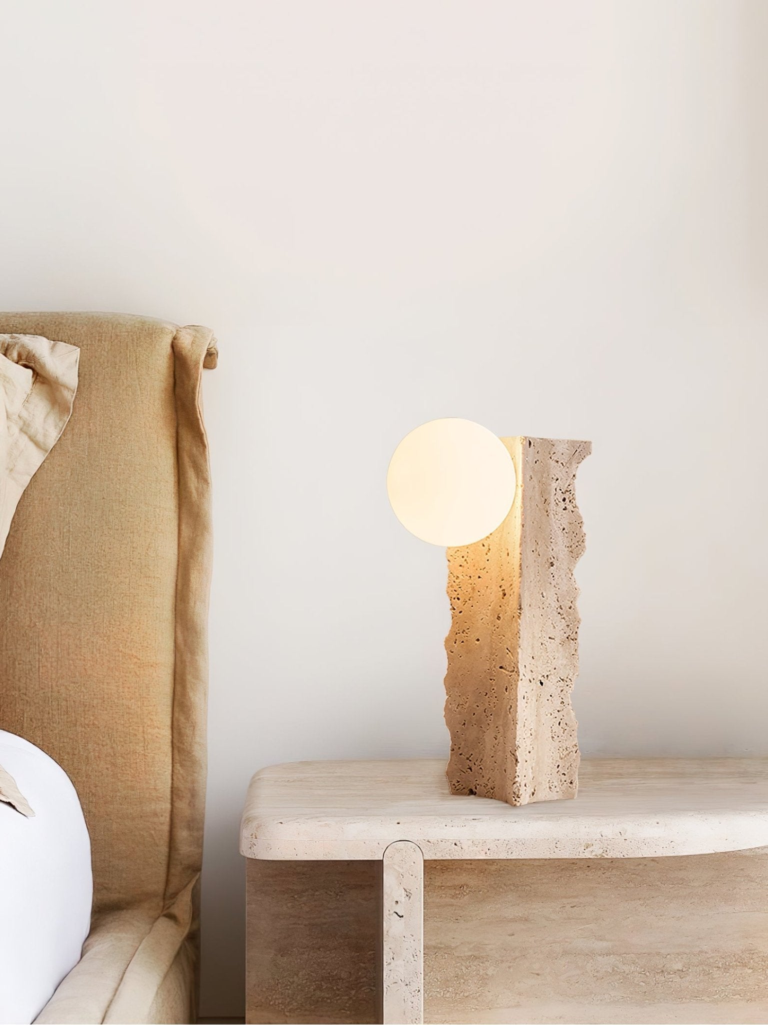 Lampe à poser moderne Ainamo en Travertin jaune
