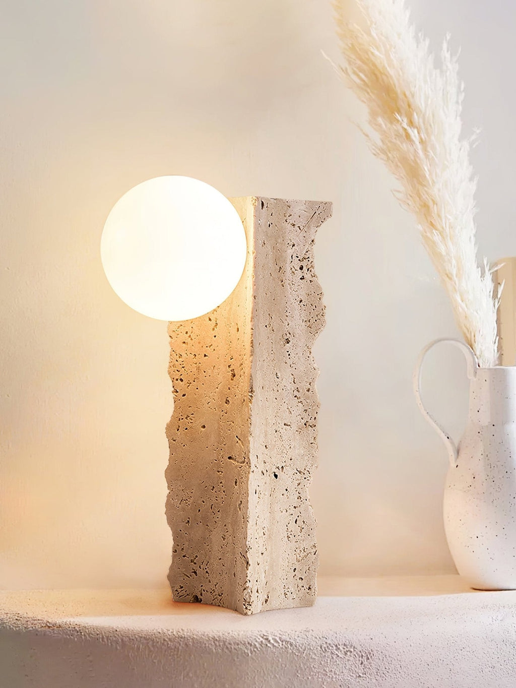Lampe à poser moderne Ainamo en Travertin jaune