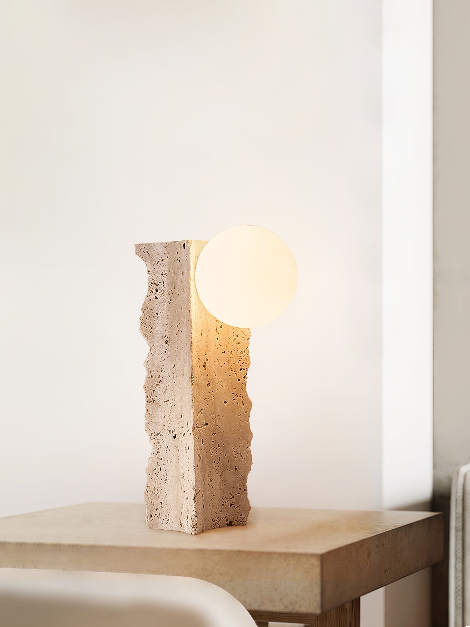 Lampe à poser moderne Ainamo en Travertin jaune