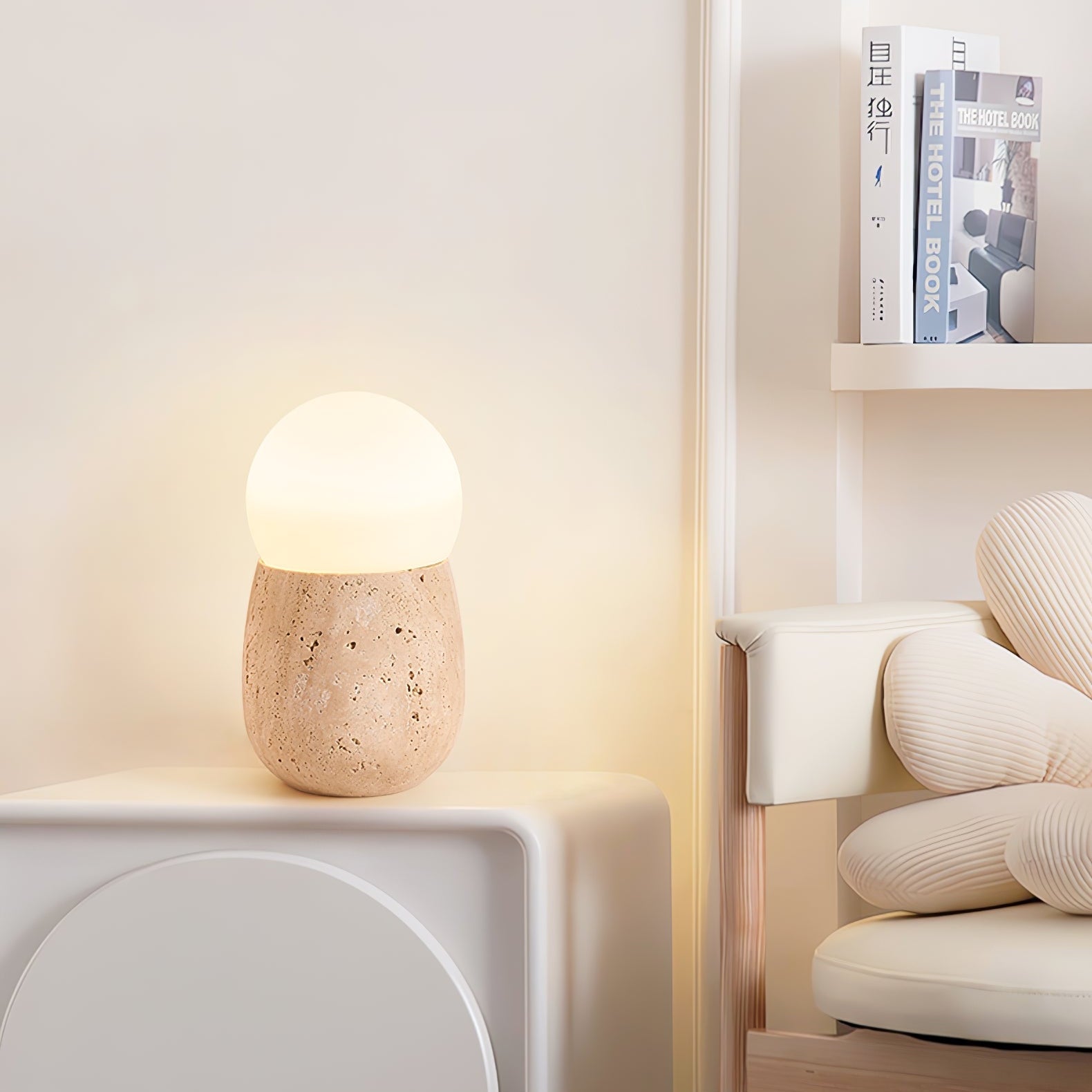 Lampe à poser moderne Ainamo en Travertin jaune et blanc
