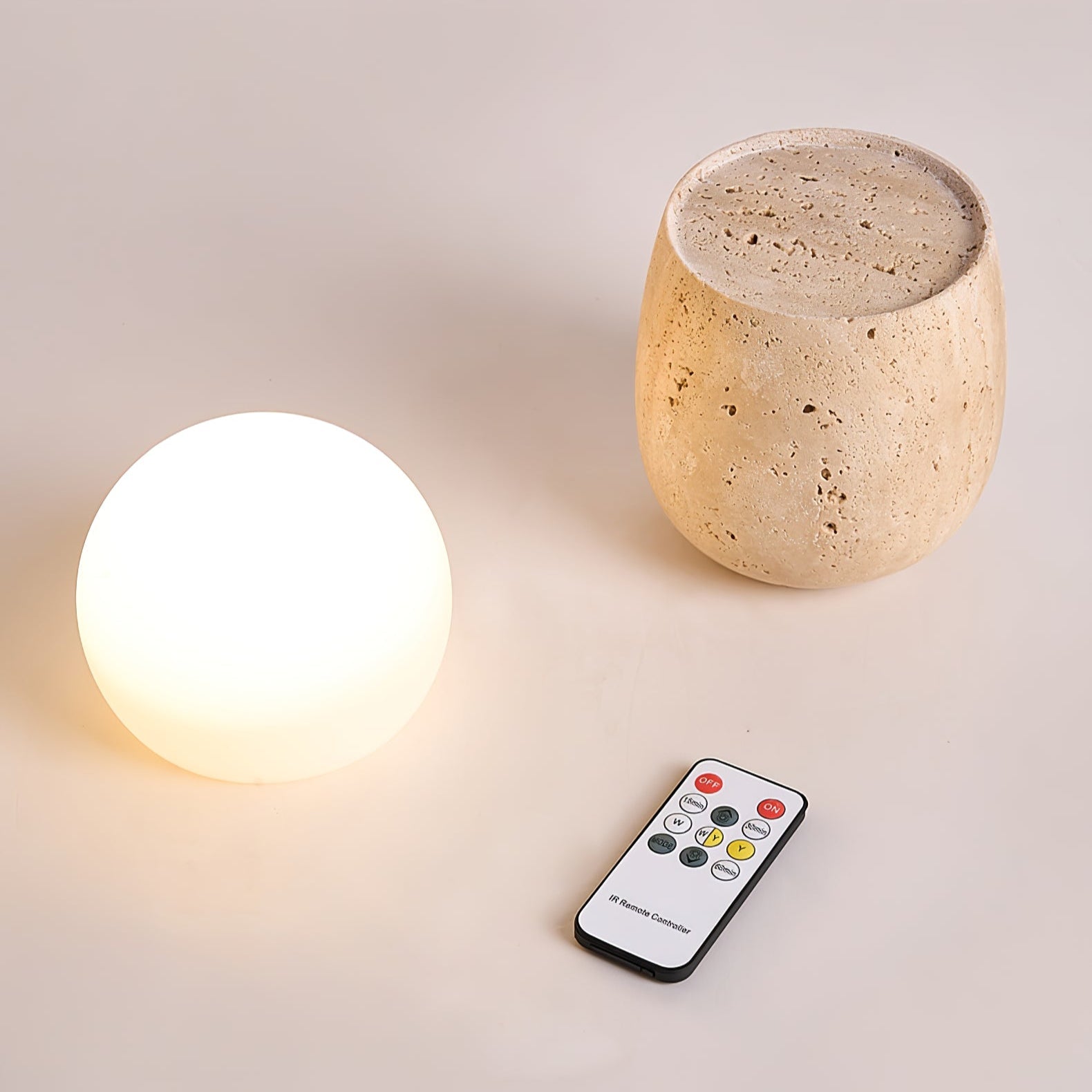 Lampe à poser moderne Ainamo en Travertin jaune et blanc