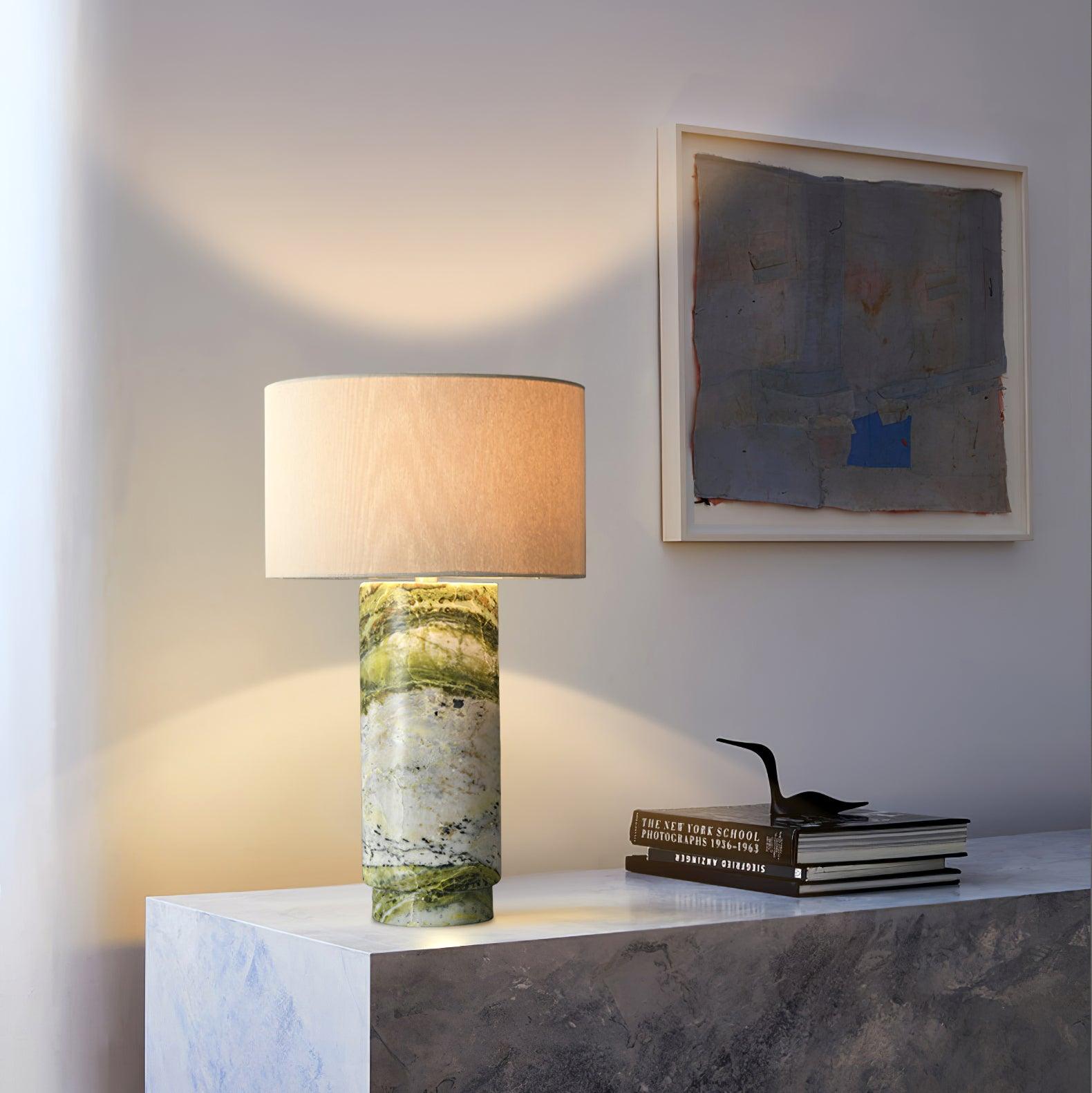 Lampe à poser moderne Nidaros en Vert marbre et blanc abat-jour